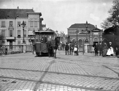 40679 Gezicht op een paardentram op de Catharijnebrug over de Stadsbuitengracht te Utrecht, uit het westen.